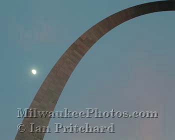 Photograph of St Louis Arch and Moon-Partial Arch from www.MilwaukeePhotos.com (C) Ian Pritchard